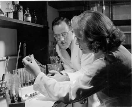 Historic photo of NIDDK researchers in the lab.