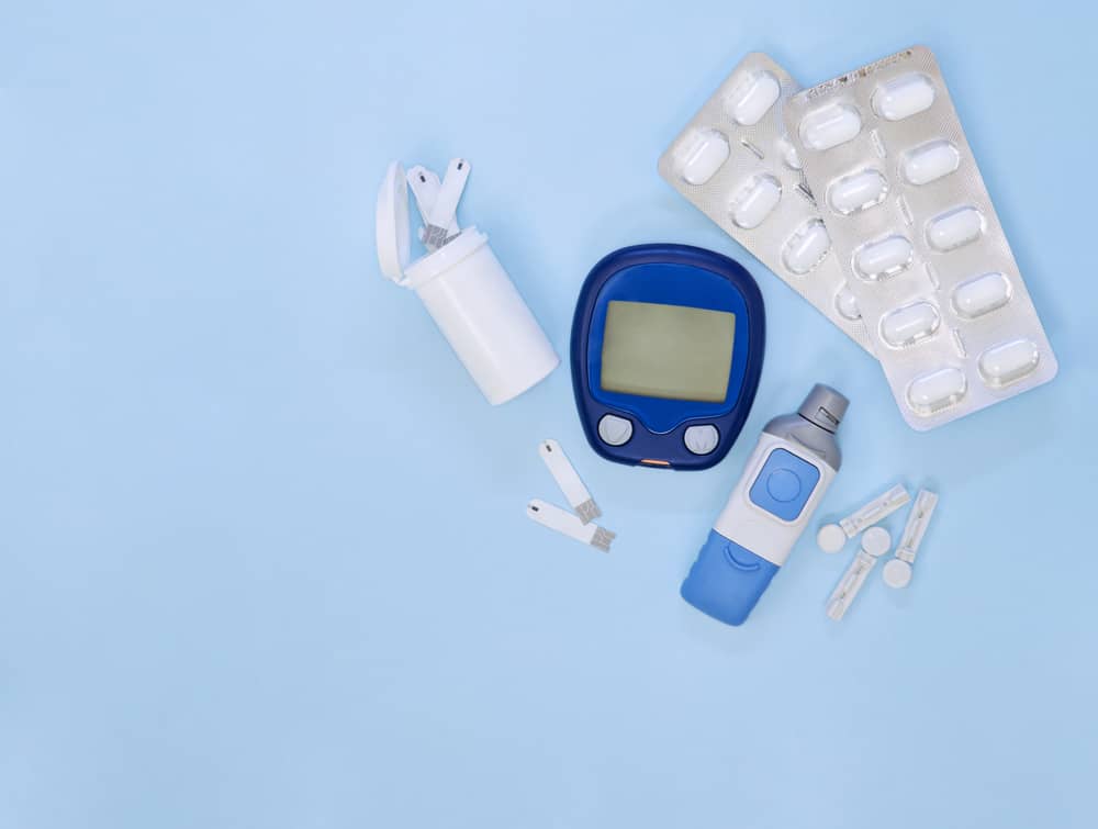 Diabetic kit: glucometer, test strips, lancet, metformin tablets.