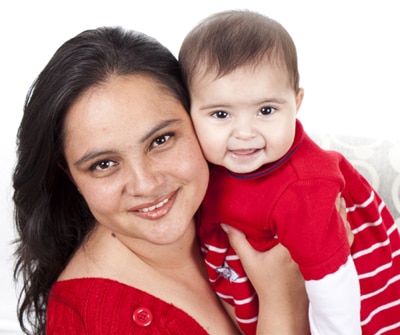 Una madre y bebé que están sonriendo.