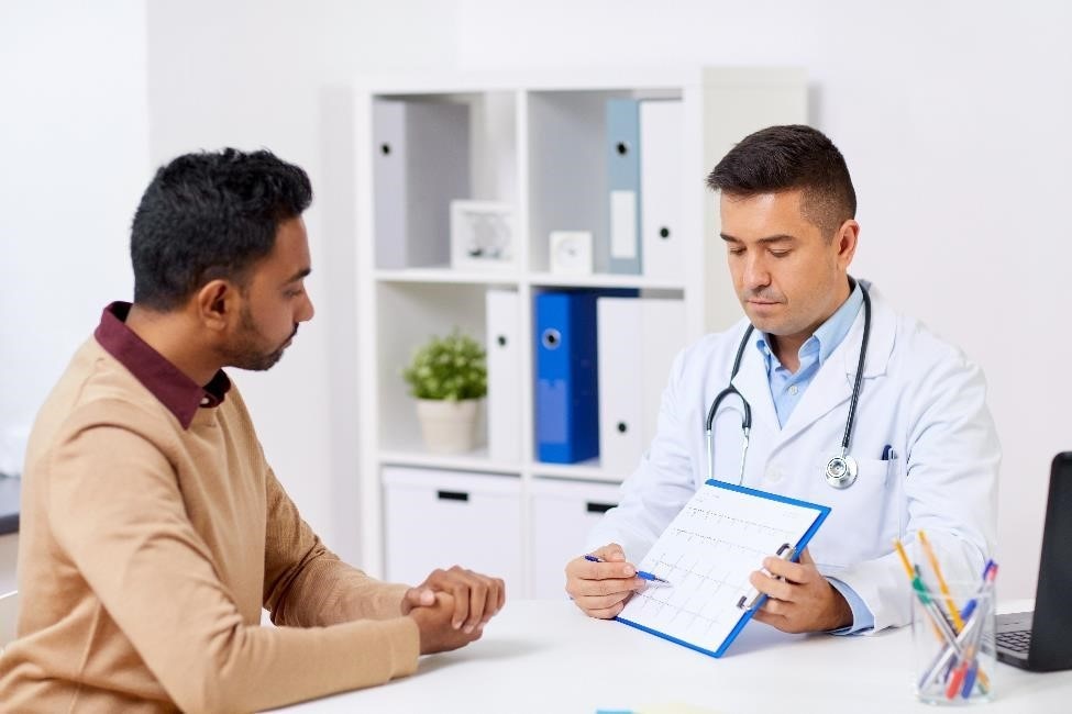  A doctor talks with a patient.