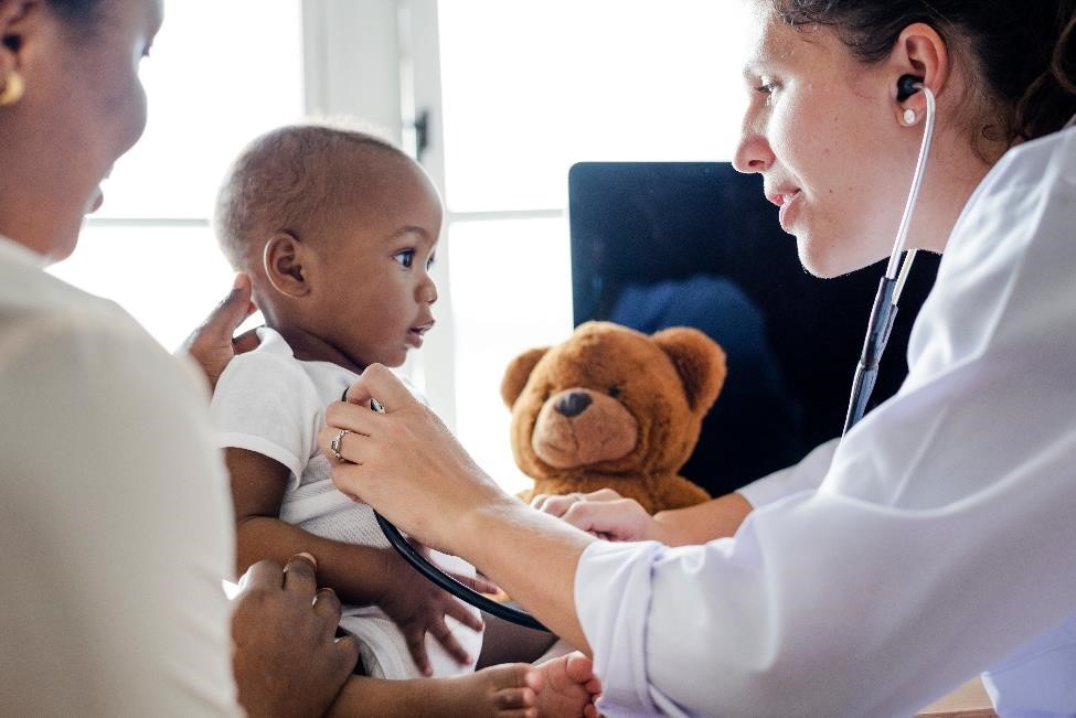 طبيب أطفال يفحص الرضيع.