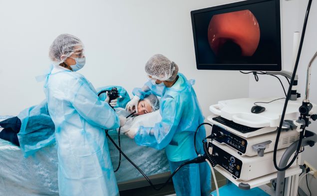 Profesionales de la atención médica hacienda una endoscopia gastrointestinal