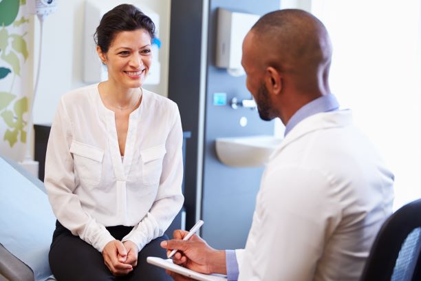 Profesional de atención médica hablando con una paciente