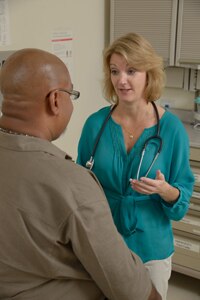 Doctora en consulta con un paciente