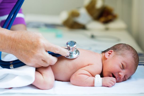 يتم فحص المولود الجديد من قبل أخصائي الرعاية الصحية.