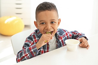 صبي صغير يأكل الزبادي.
