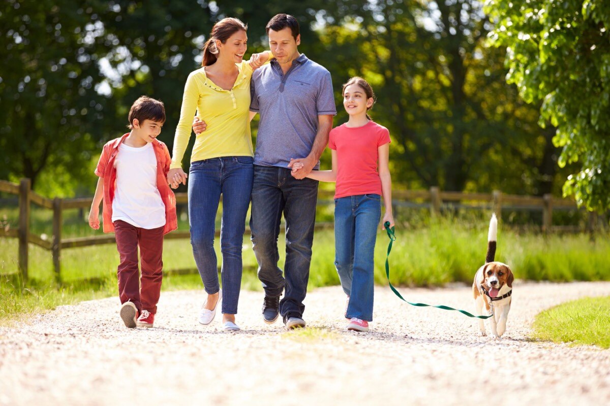 Una familia caminando junta al aire libre.