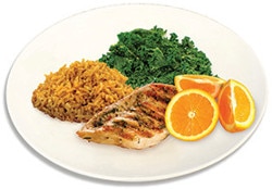 Plato de comida que consiste de pollo, naranja, arroz, y espinaca