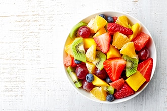 Ensalada de frutas en un plato hondo.