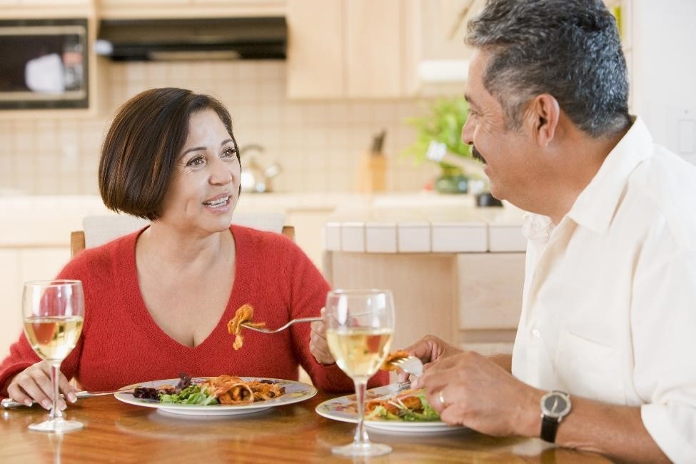 Pareja compartiendo una cena