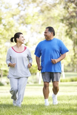 Un hombre y una mujer caminando