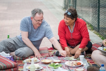 Una pareja en un picnic al aire libre.