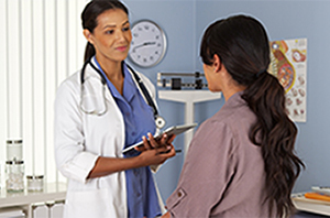Un médico que conversa con un paciente