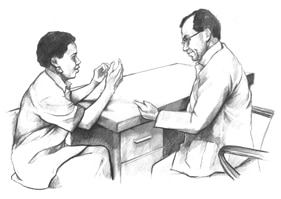 Imagen de un médico hablando con una paciente. Ambos están sentados frente a un escritorio.