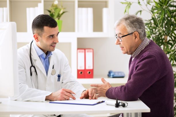 Médico hablando con el paciente