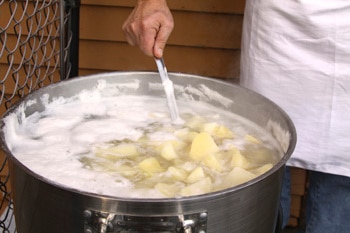 Papas en cuadritos hirviendo en una olla con agua