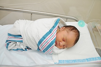 طفل حديث الولادة في سرير المستشفى