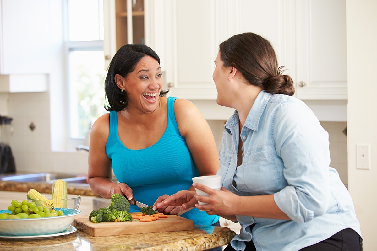 NAFLD: امرأتان في المطبخ تقومان بإعداد الطعام معًا