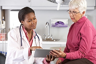 يشارك أخصائي الرعاية الصحية نتائج الاختبار مع المرأة.