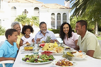 Una familia consume juntos una comida saludable.