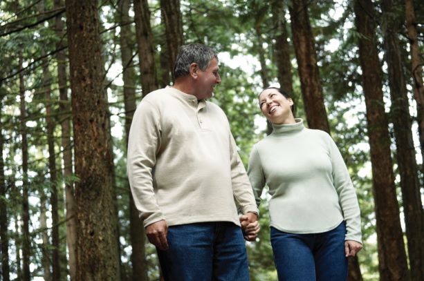 Una pareja camina por el bosque.