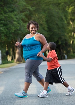 Madre e hijo caminando juntos.