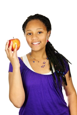 صورة لفتاة تحمل تفاحة حمراء
