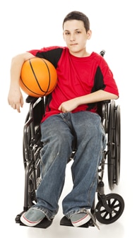 صورة لصبي يجلس على كرسي متحرك يحمل كرة سلة