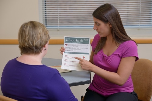 A woman teaching a patient about kidney disease