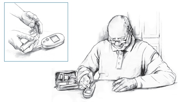 Ilustración de un hombre de edad avanzada examinando su nivel de glucosa en la sangre con un medidor de glucosa.  Esta sentado en una mesa. El medidor esta en la mesa de adelante. Una ilustración pequeña enseña una toma agrandada de sus manos mientras usa un medidor de glucosa.