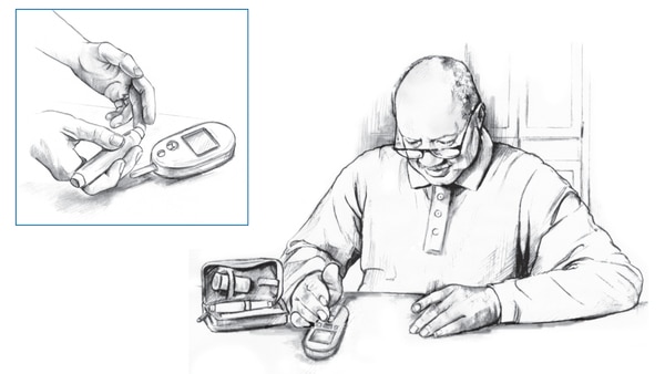 Ilustración de un hombre de edad avanzada examinando su nivel de glucosa en la sangre con un medidor de glucosa. Esta sentado en una mesa. El medidor esta en la mesa de adelante. Una ilustración pequeña enseña una toma agrandada de sus manos mientras usa un medidor de glucosa.