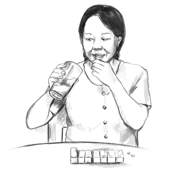 Ilustración de una mujer tomando una pastilla con un vaso de agua. Ella esta sentada en una silla en una mesa. Un contenedor de pastillas con compartimentos para cada día de la semana esta en la mesa adelante de ella. Uno de los compartimentos esta abiert.