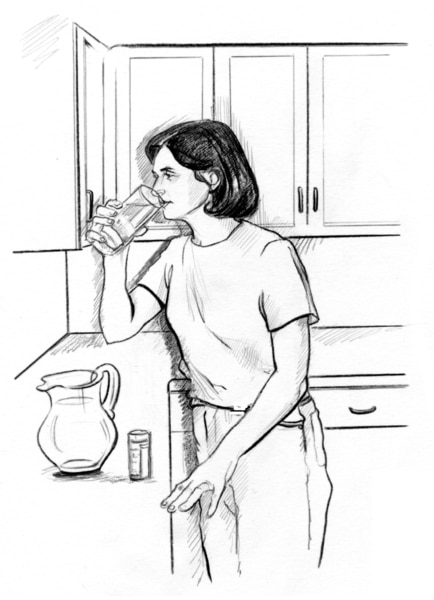 Dibujo de una mujer de pie junto a la mesada de la cocina bebiendo de un vaso. Hay una jarra de agua y un frasco de píldoras sobre la mesada.
