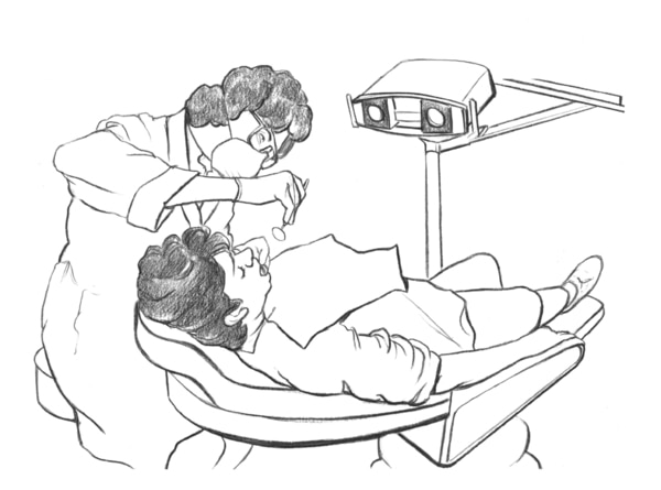 Ilustración de un dentista examinando los dientes de un paciente. El paciente esta reclinado en una silla y su boca esta abierta. La dentista esta puesta un mandil y una mascara sobre su boca y su nariz y esta revisando la boca del paciente.