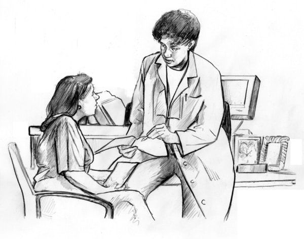 Dibujo de una médica que se inclina contra su escritorio, sosteniendo un folleto abierto y con un bolígrafo en la mano. Le habla a una paciente que está sentada en una silla.