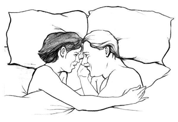 Ilustración de un hombre y una mujer frente a frente en una cama. Sus cuerpos están cubiertos con una sábana excepto los brazos, hombros y cabezas. Sus cabezas están recostadas sobre almohadas. La mujer tiene un brazo alrededor del hombre. Se sonríen el u