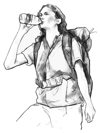 Ilustración de una mujer puesta una mochila de acampar y tomando de una botella de agua.