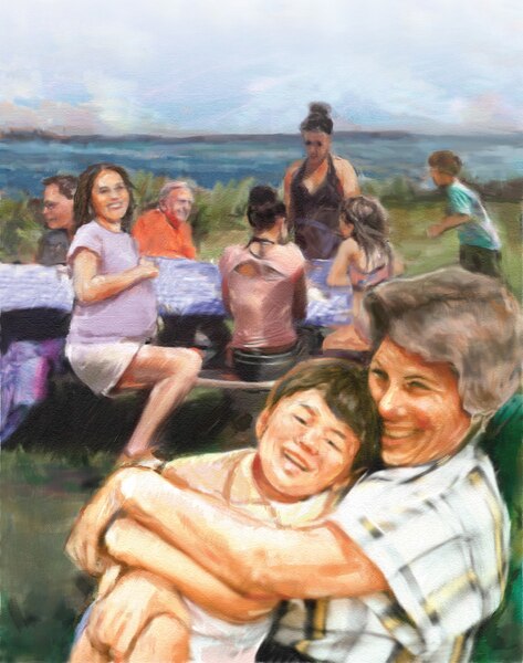 Imagen de un picnic junto a un lago. Una mujer abraza a un niño y un grupo de personas se reúnen en torno a una mesa de picnic junto a un lago.