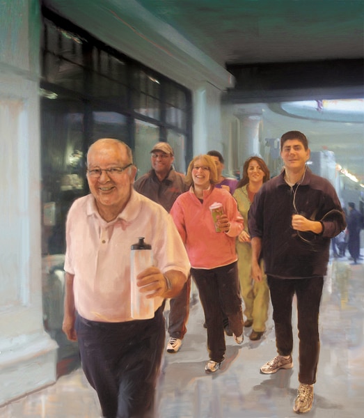 Imagen de personas caminando en un centro comercial.