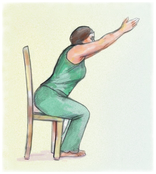 Dibujo de una mujer que está sentada en una silla y hace el ejercicio de estiramiento.